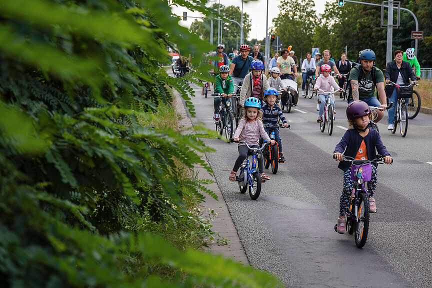 Kidical Mass September 2023 Kinder unterschiedlichen Alters und Erwachsene demonstrieren auf der Straße mit ihren Fahrrädern.